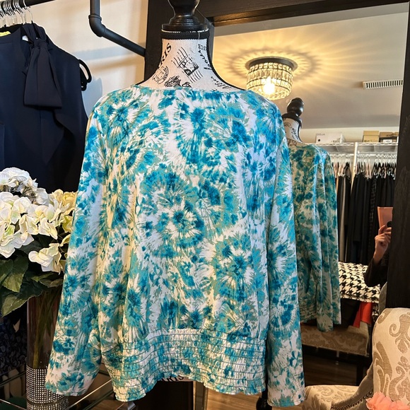 STUNNING, MICHAEL KORS blouse in blue with interesting patterns all over Size 1X - Picture 4 of 11